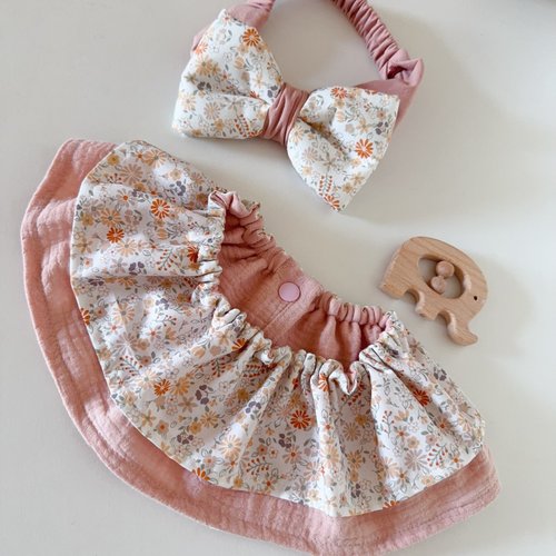 Lianne baby 梨安手工嬰兒禮物 彌月禮 新生兒見面禮 周歲禮 現貨鼠尾草花 荷葉圍兜髮帶 嬰兒禮物兩件駔 彌月禮盒 周歲
