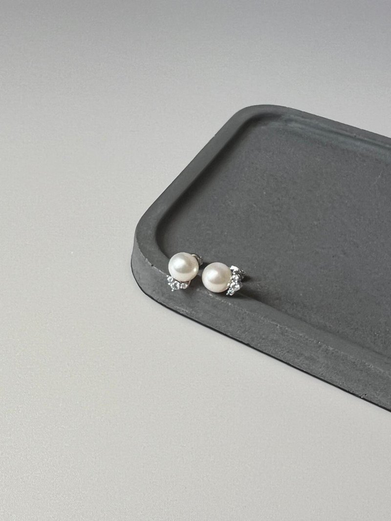 Round Freshwater Pearl Zircon Earrings Ear Studs - ต่างหู - ไข่มุก ขาว