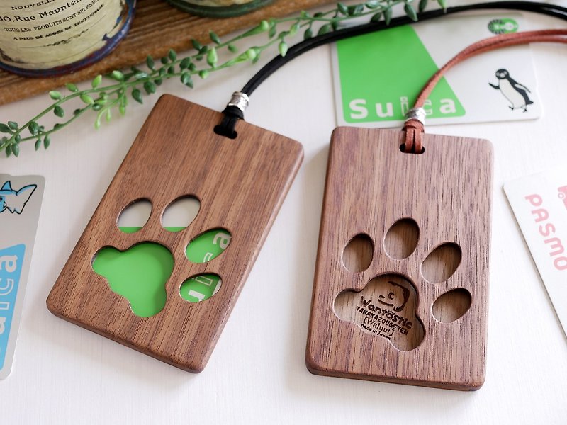 Wooden IC card case [dog paws] Walnut - ที่ใส่บัตรคล้องคอ - ไม้ สีกากี