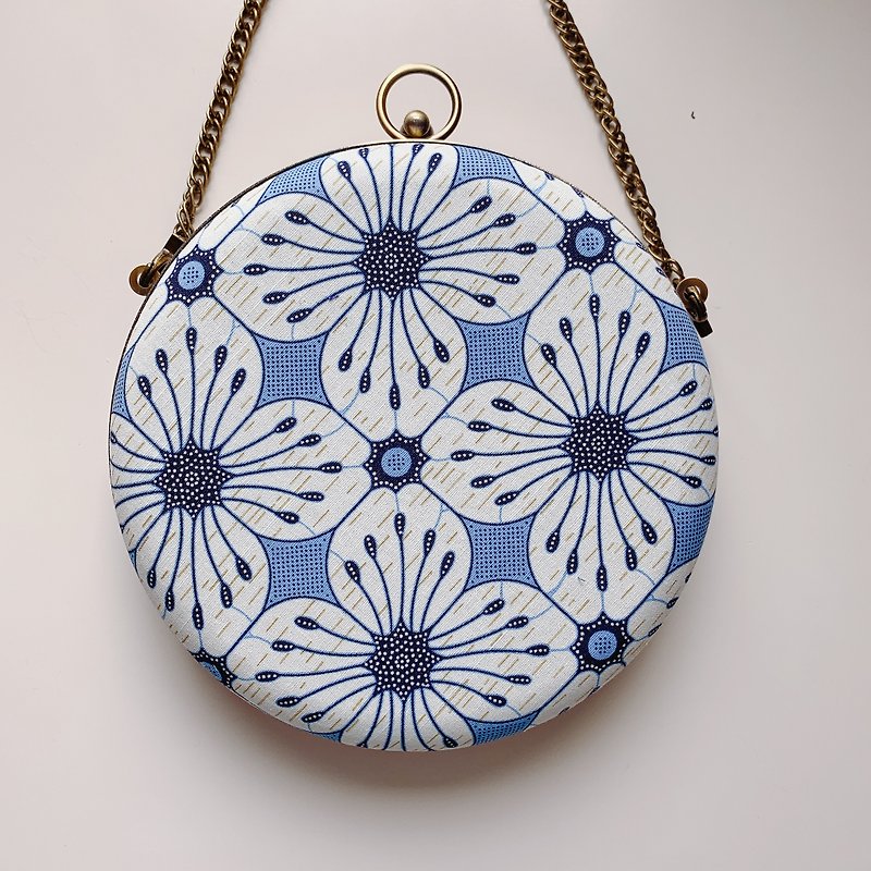 Light blue flower stamen small round bag — can be held in hand / cross-back dual-use - กระเป๋าคลัทช์ - ผ้าฝ้าย/ผ้าลินิน สีน้ำเงิน
