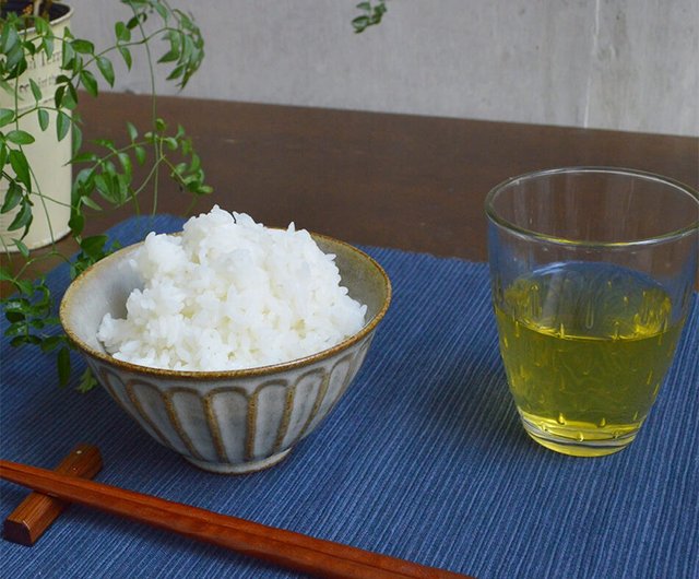 小石原焼 小石原焼き 白釉鎬碗 12cm 飯椀 まるた窯 太田 剛速 陶器 食器 器 グレーに近い色味 maruta-065 - ショップ  Reboot Life 茶碗・ボウル - Pinkoi