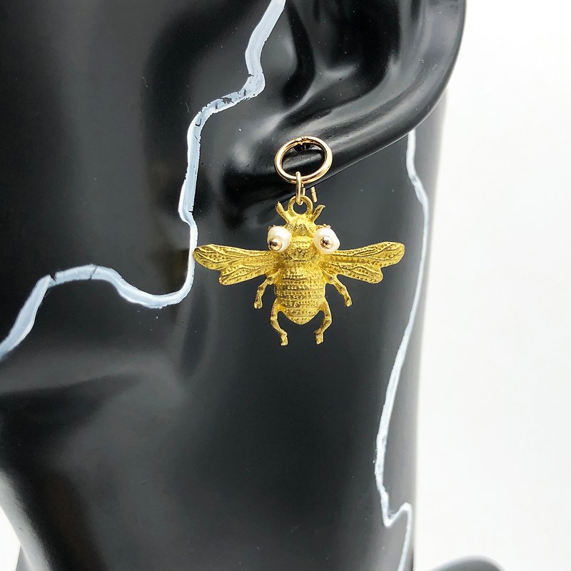 ART COLE 珍珠蜜蜂14KGF耳環 珍珠 優雅耳環 蜜蜂 黃銅 耳夾耳環 - 耳環/耳夾 - 珍珠 白色