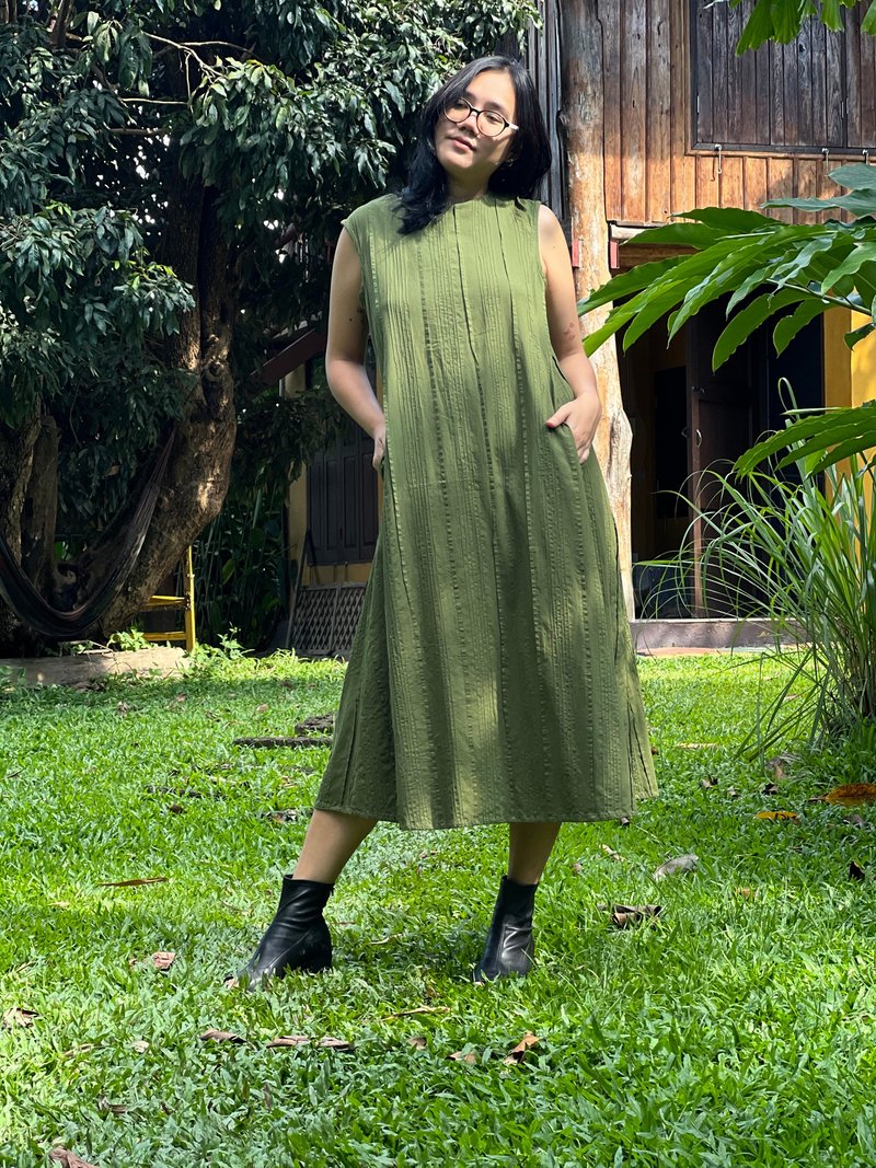 A loose-fitting, sleeveless sack dress in a muted green hue. - 洋裝/連身裙 - 棉．麻 