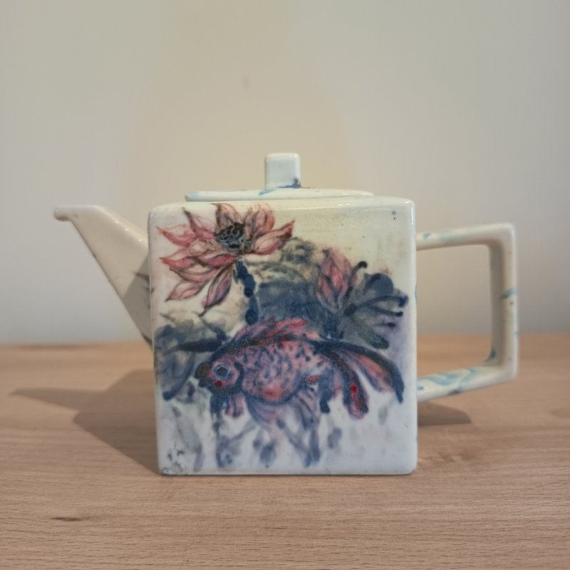 手繪釉下彩瓷器茶壺荷花金魚圖茶陶插畫家陳炫亨手繪 - 茶壺/茶杯/茶具 - 瓷 多色