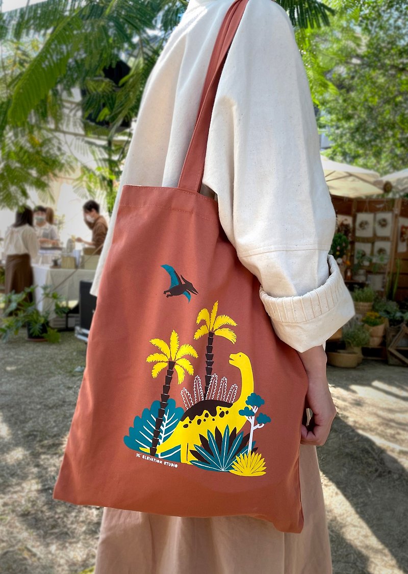 Takoyaki Thunder Dragon Silk Printed Canvas Bag / Brick Red - กระเป๋าแมสเซนเจอร์ - ผ้าฝ้าย/ผ้าลินิน สีเหลือง