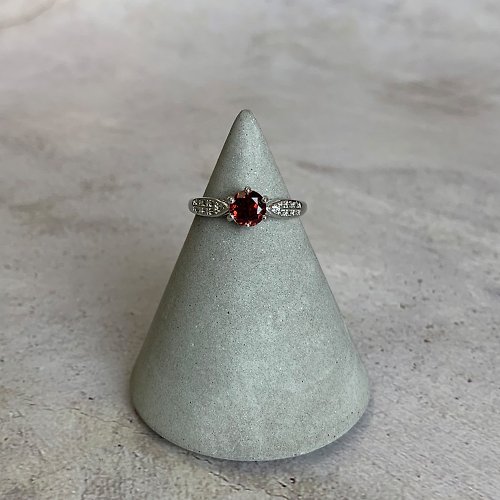 璃珠 RIJU |鑲嵌珠寶| 紅石榴石 鑲嵌寶石六爪圓形亮片戒指 一物一圖