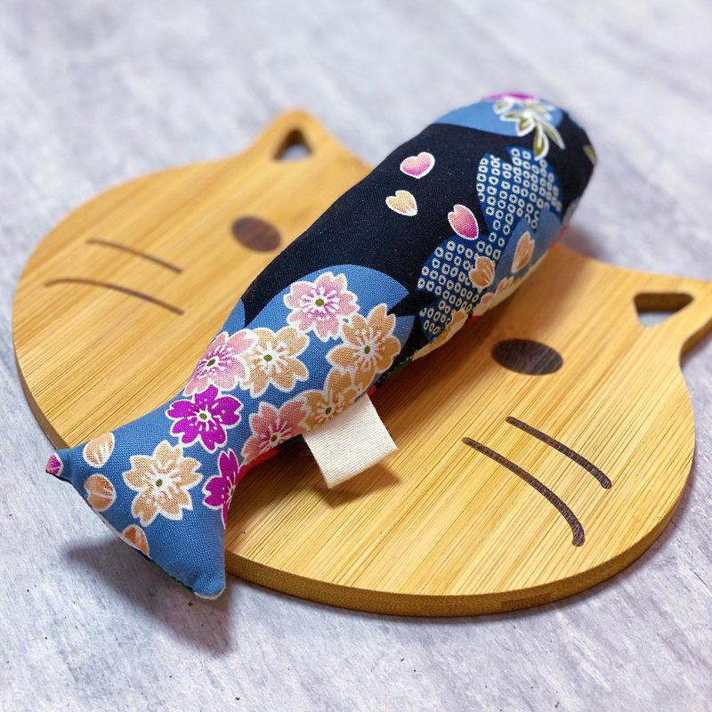 Nostalgic cat grass carp toy with clanging sound, Japanese flower series - ของเล่นสัตว์ - ผ้าฝ้าย/ผ้าลินิน หลากหลายสี