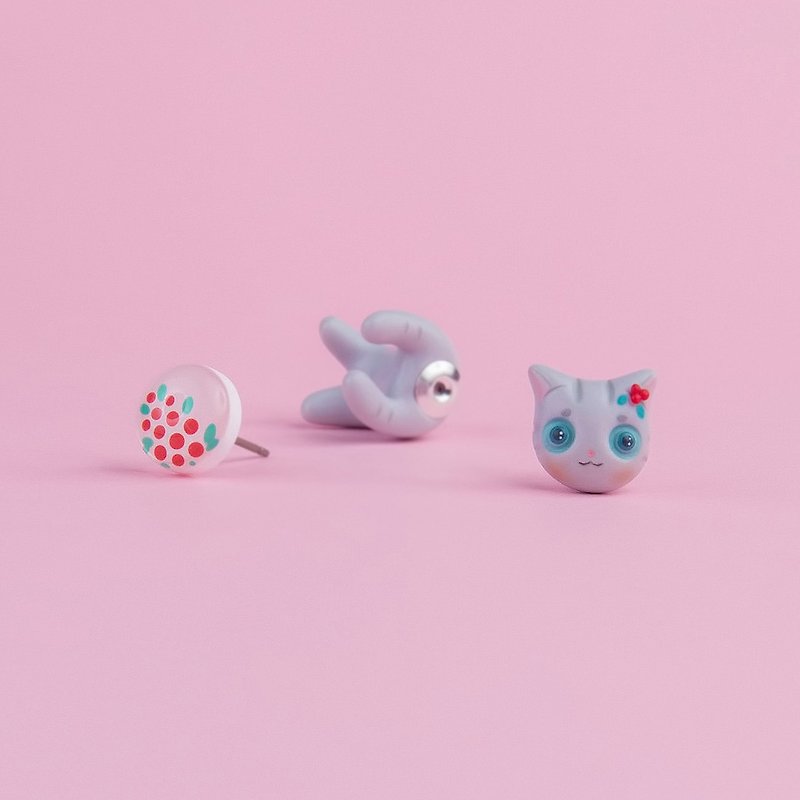 Holly Kitten Earrings - Christmas Jewelry, Handmade & Handpaited - 耳環/耳夾 - 黏土 灰色
