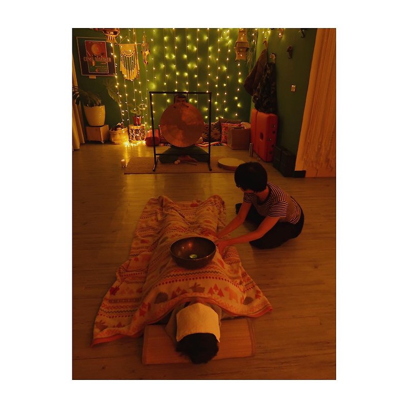 【คลาสเวิร์คช็อป】A group of three people in an ultra-relaxing workshop with singing bowls, gong baths and meridian massage