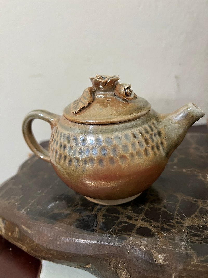 Wood fired rose teapot - ถ้วย - ดินเผา สีทอง