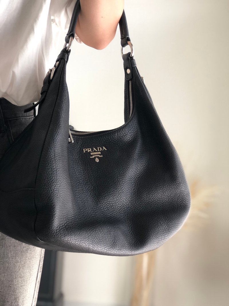 【 日本直送　名牌中古包 】PRADA プラダ ショルダーバッグ ブラック ロゴ レザー ホーボーバッグ vintage ヴィンテージ オールド 53rvk2 - ショルダーバッグ - 革 ブラック