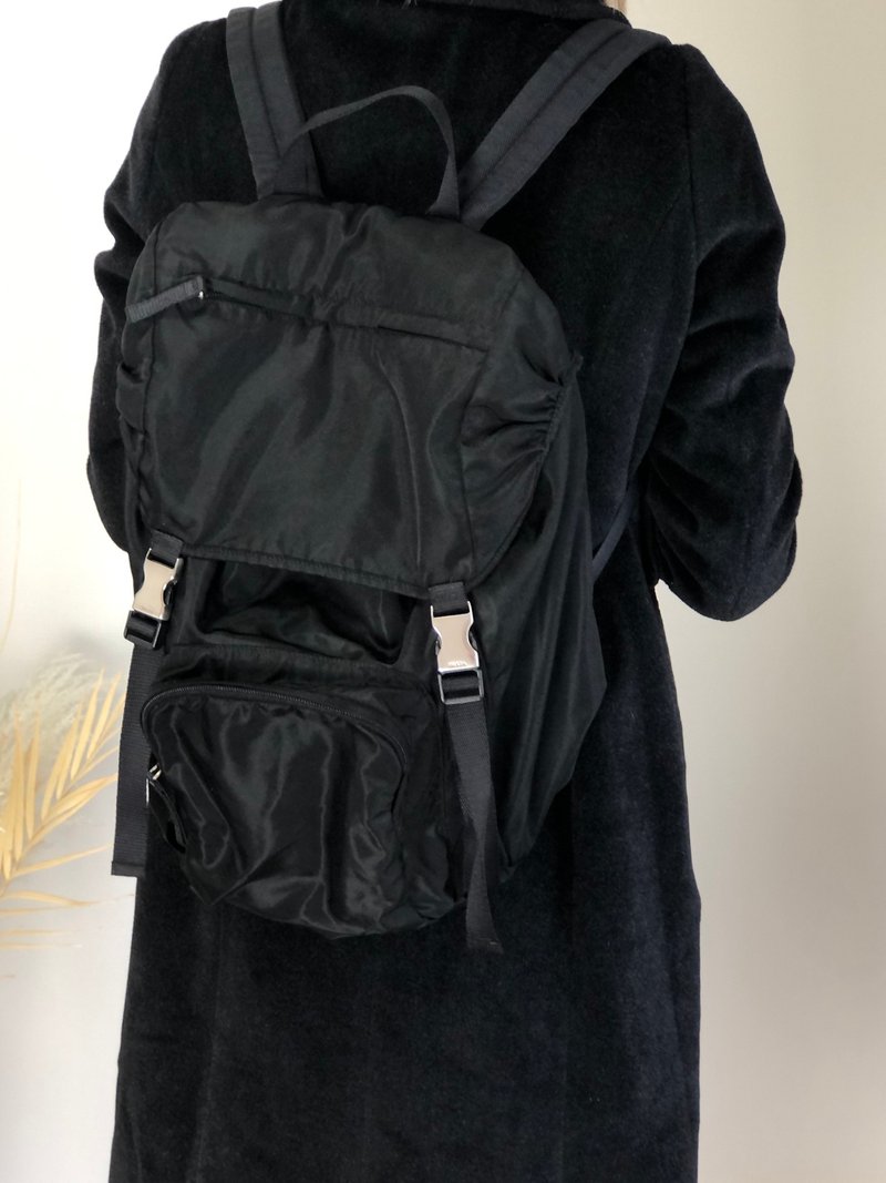 【 日本直送　名牌中古包 】PRADA プラダ バックパック ブラック トライアングルロゴ ナイロン vintage ヴィンテージ オールド wji8cz - 後背包/背包/書包 - 尼龍 黑色