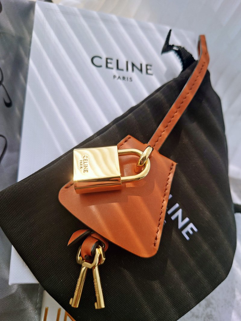 中古美品 真CELINE 蜜糖皮套金屬鎖頭 包包掛飾掛件 鎖匙扣鑰匙圈 - 鑰匙圈/鑰匙包 - 鋁合金 金色