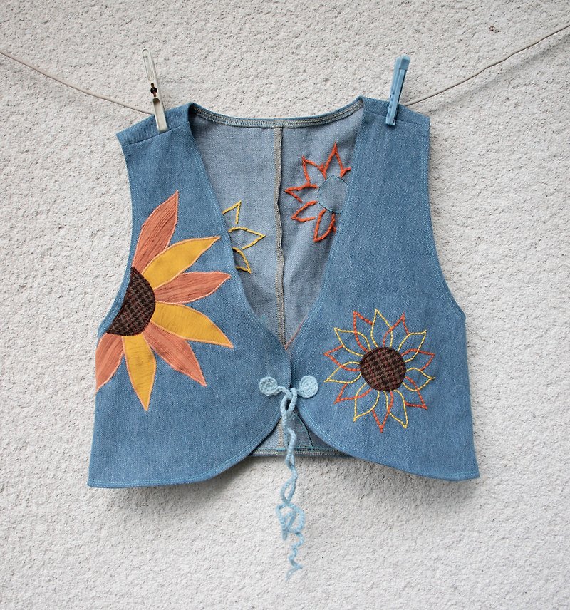 Sunflower denim vest, short hippy vest with flowers, women festival short top - เสื้อกั๊กผู้หญิง - ผ้าฝ้าย/ผ้าลินิน สีน้ำเงิน
