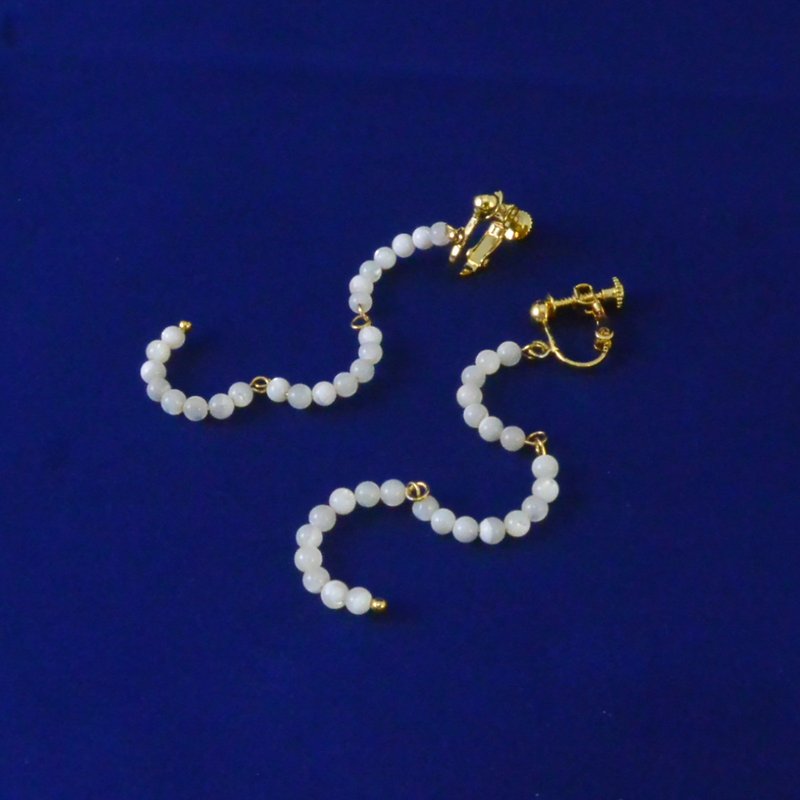 Rolled and curved shell beads road - ต่างหู - วัสดุอื่นๆ ขาว
