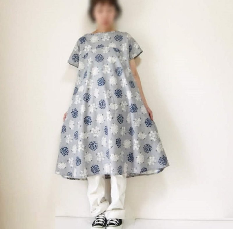 hydrangea pattern short sleeve dress - ชุดเดรส - ผ้าฝ้าย/ผ้าลินิน สีเทา
