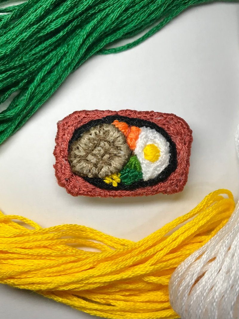 【Taiwanese Delicacies】Hand-Embroidered 3D Pin: Delicious Steak and Vegetables / For Foodies / Perfect Gift Idea - เข็มกลัด/พิน - งานปัก สีนำ้ตาล