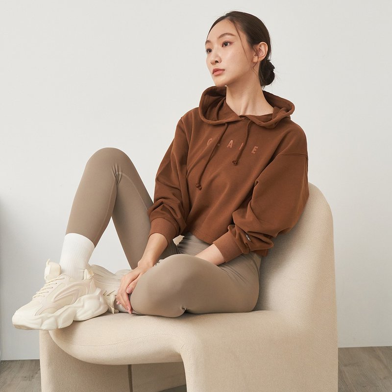 【GLADE.】Fluffy French terry short hooded long-sleeved top (Brown) - ชุดกีฬาผู้หญิง - ผ้าฝ้าย/ผ้าลินิน สีนำ้ตาล