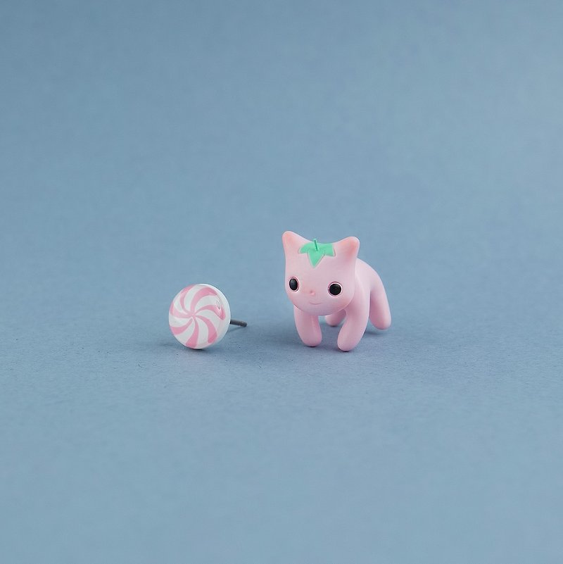 Strawberry Cat - Polymer Clay Earrings, Handmade&Handpaited Catlover Gift - ต่างหู - ดินเหนียว สึชมพู