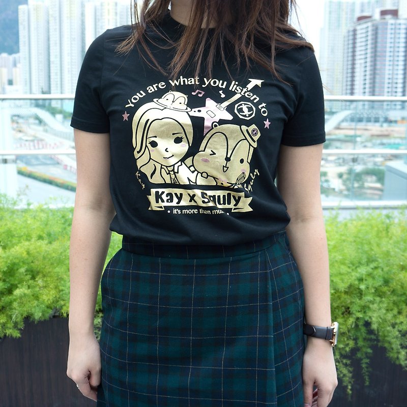 Kay x Squly Special Edition T-shirt (Gold) - เสื้อฮู้ด - วัสดุอื่นๆ สีดำ