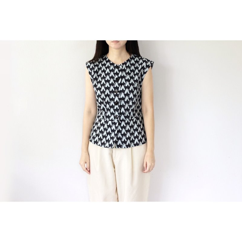 Gray and black graphic sleeveless fitted sleeveless - 女上衣/長袖上衣 - 棉．麻 