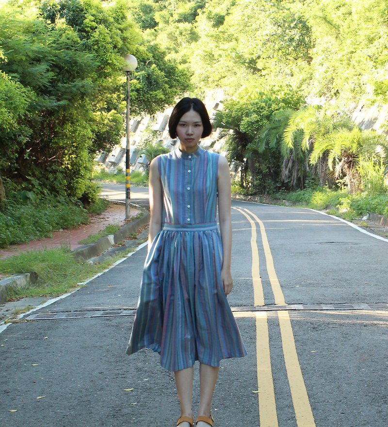 天空色系條紋。古典細褶。立領洋裝 - 洋裝/連身裙 - 棉．麻 藍色