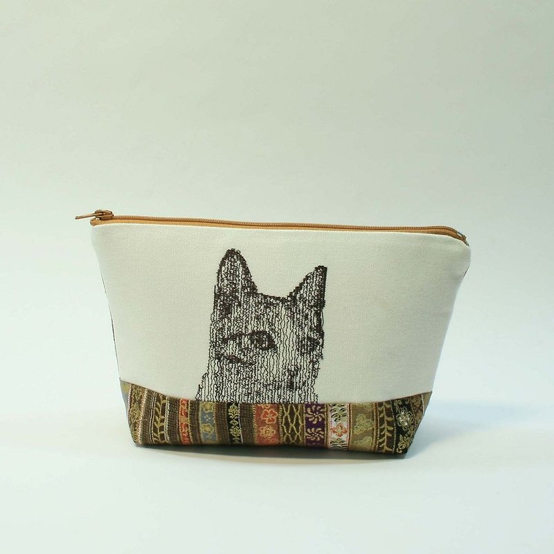 Embroidery Cosmetic 11- cat - กระเป๋าเครื่องสำอาง - ผ้าฝ้าย/ผ้าลินิน สีนำ้ตาล