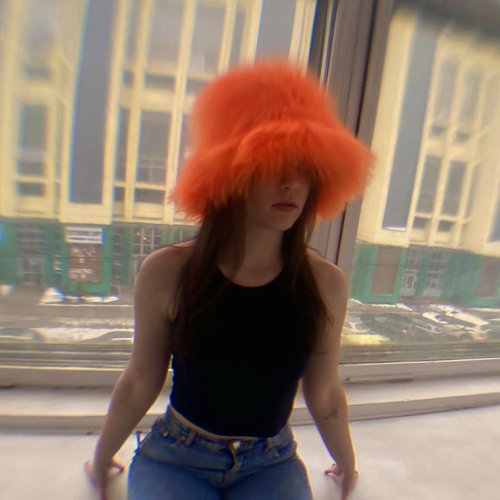 鮮やかなオレンジ色の帽子。フェイクファーのバケットハット