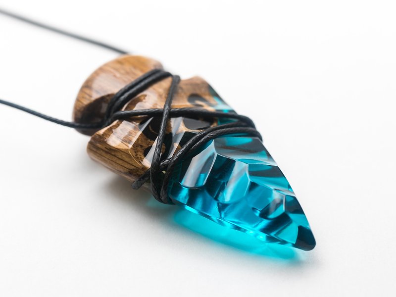 Pattern || Wood&resin pendant crystal blue arrowhead - Necklaces - Wood Blue