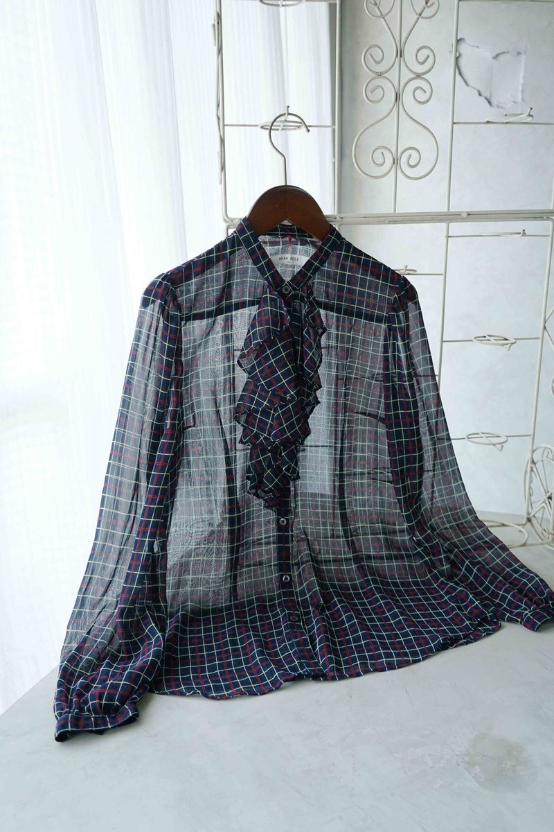 尋寶古著-英倫格紋深藍透膚雪紡荷葉領復古襯衫 - 女襯衫 - 聚酯纖維 藍色