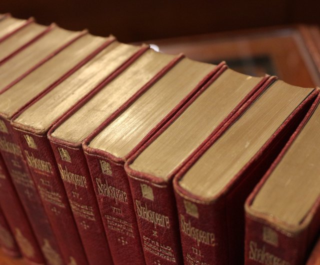 イギリス 10年のアンティークシェイクスピアの詩 本棚 銅像 ショップ English Antique Furniture 本 書籍 Pinkoi