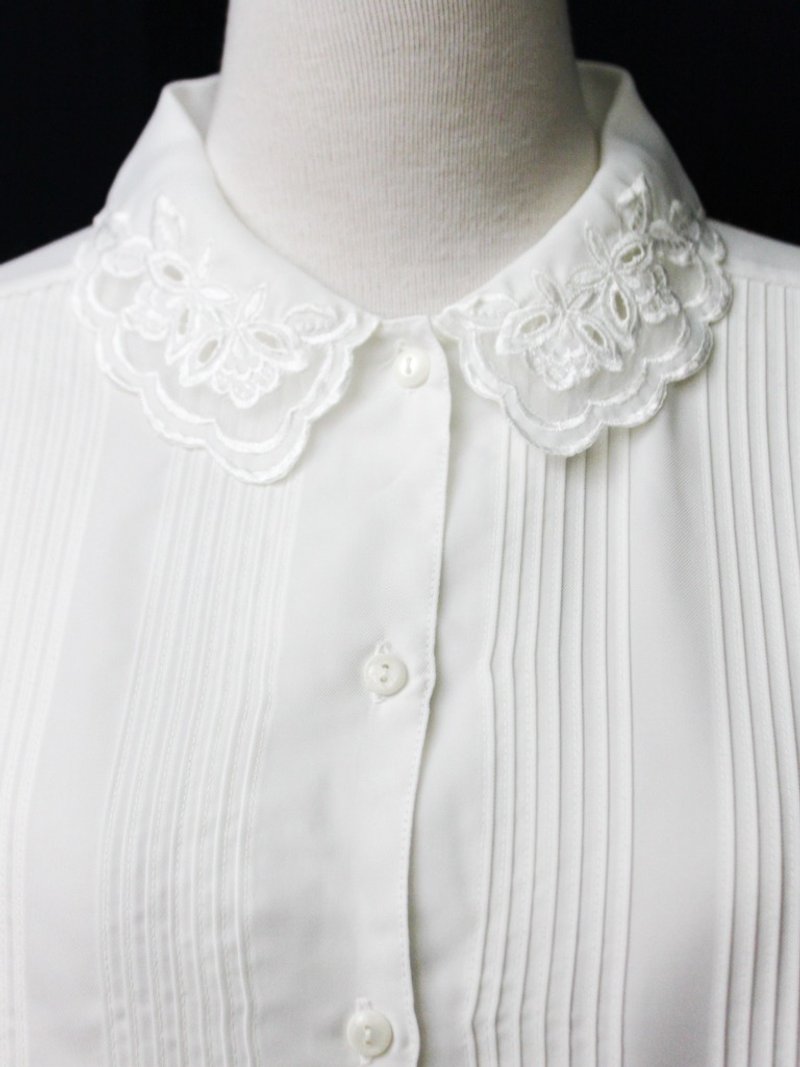 【RE0916T222】 early autumn leaves embroidered matte lapel white ancient shirt - เสื้อเชิ้ตผู้หญิง - เส้นใยสังเคราะห์ ขาว