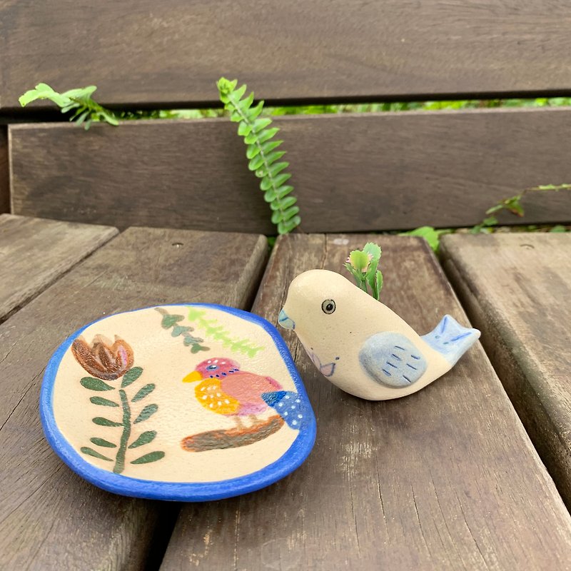 A Lu-A set of birds and pottery plates/flowers/decorations/hand-painted only this one