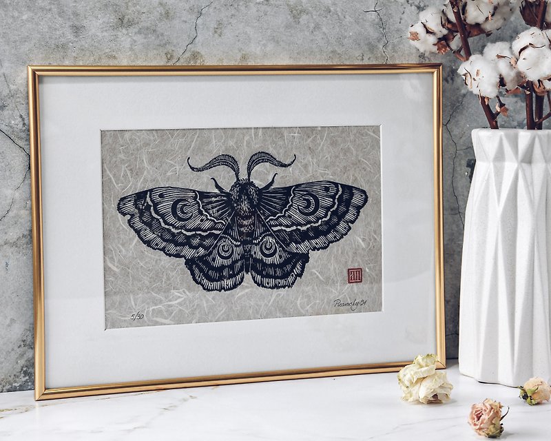 Linocut print Night Moth Original Hand drawn graphic art Witchy Decor Insects - 壁貼/牆壁裝飾 - 紙 黑色