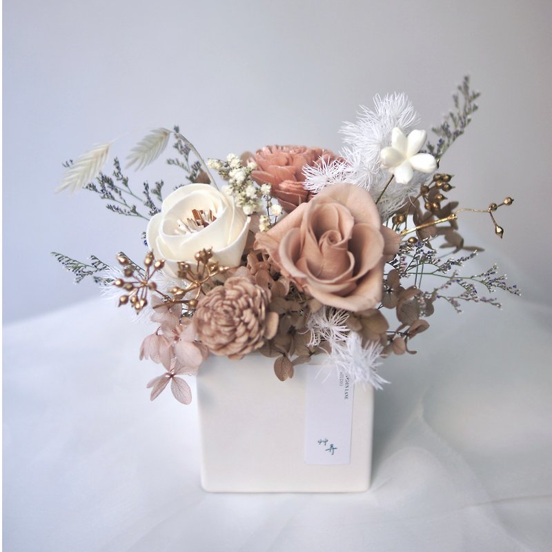 [Garden Lane Floral] Milk tea color eternal rose gift/opening potted flower/new home celebration - ช่อดอกไม้แห้ง - พืช/ดอกไม้ 