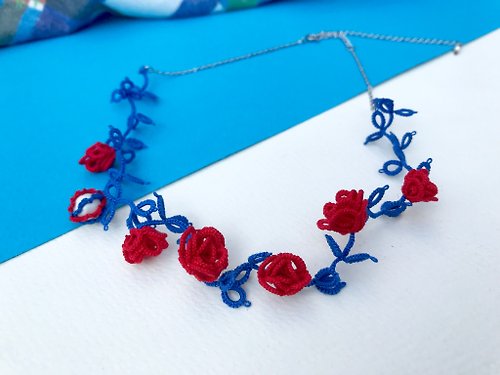 Keng's Design 手織立體玫瑰花項鍊(紅花藍葉) 禮物 客製化