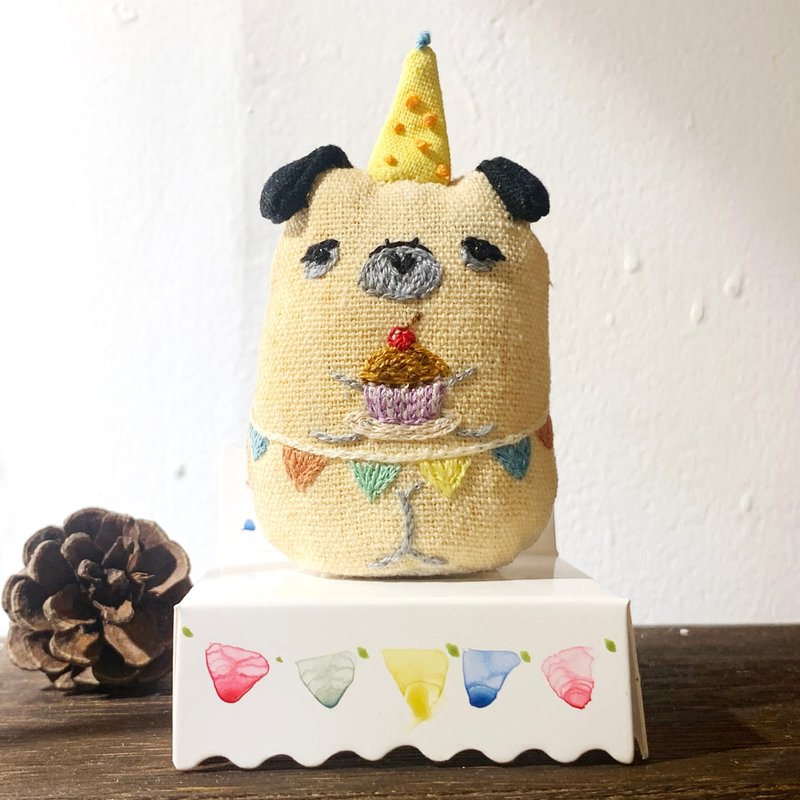 擁抱喜愛的-刺繡小動物: Party Pug 抱著蛋糕的巴哥 - 公仔/玩偶 - 棉．麻 白色