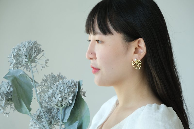Two-wear Bronze pearl ribbon earrings│Pin type - ต่างหู - ไข่มุก สีทอง