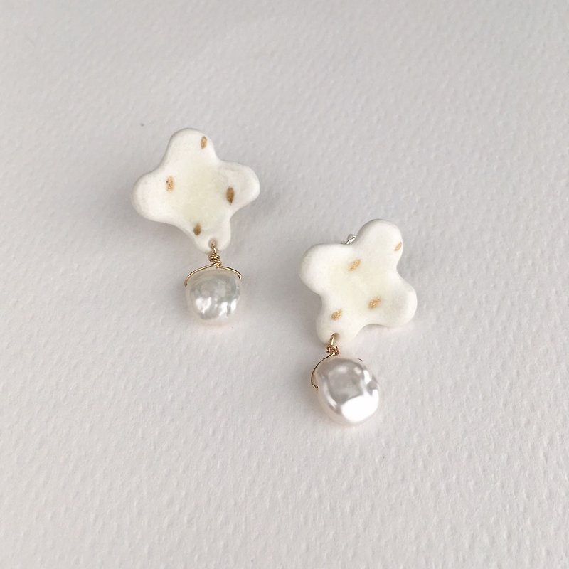 Dew earrings on mushrooms ピアス 925 sterling silver ear pin - Earrings & Clip-ons - Porcelain White