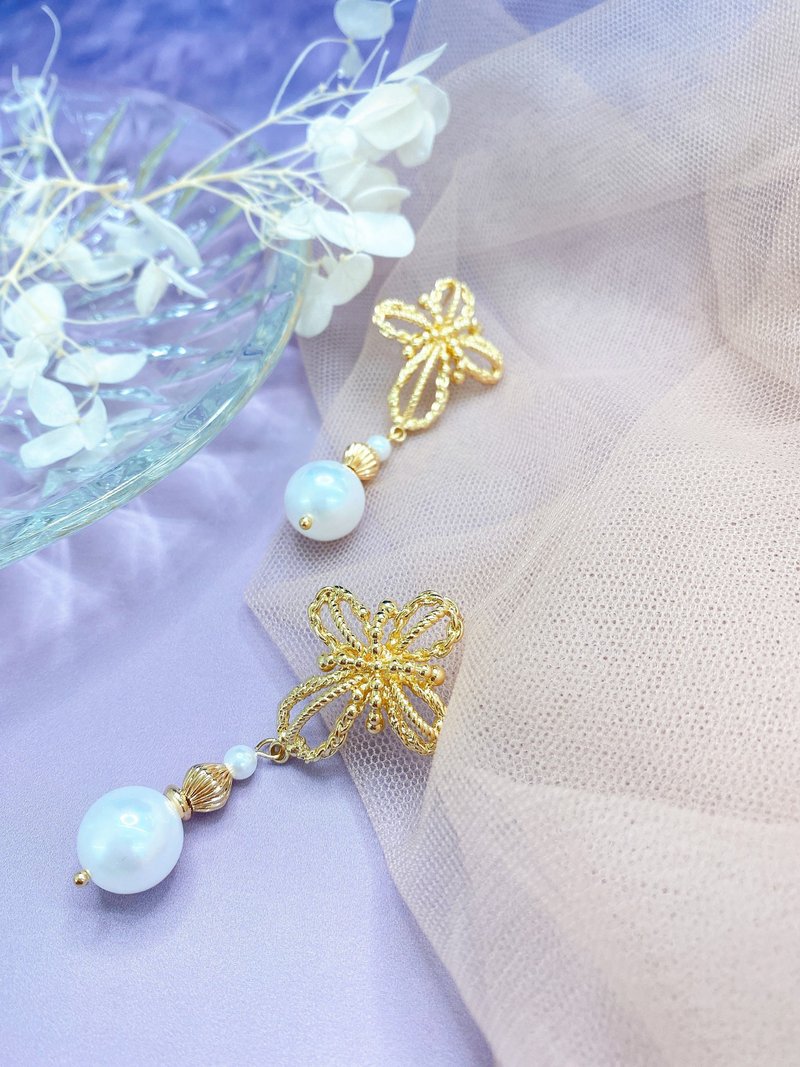 A serial-like plot. MUCHAT handmade 14KGP flower pearl sterling silver needle earrings - ต่างหู - โลหะ สีทอง