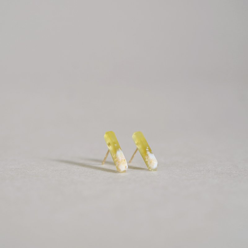 One-of-a-kind K10YG natural stone earrings [leaf agate] - Earrings & Clip-ons - Stone Yellow