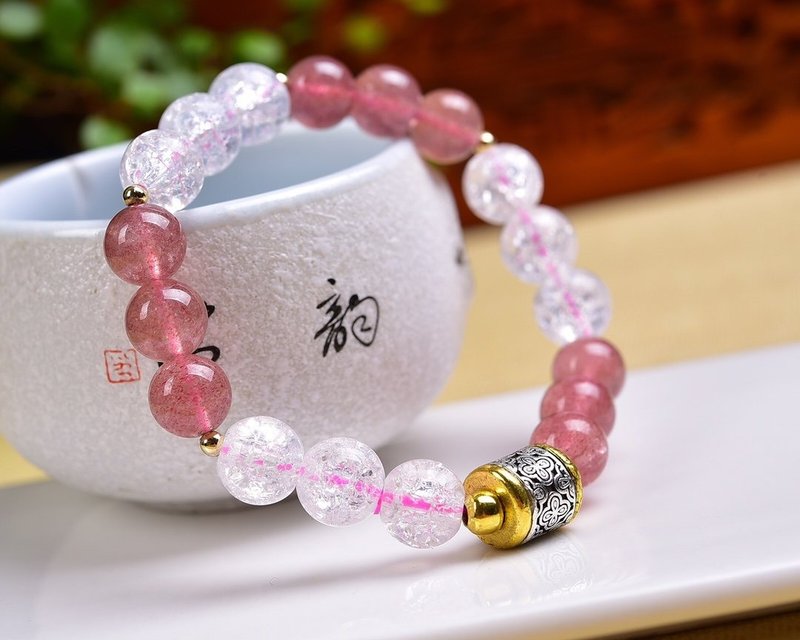 Beautiful strawberry crystal and popping white crystal multi-treasure single circle - สร้อยข้อมือ - คริสตัล 