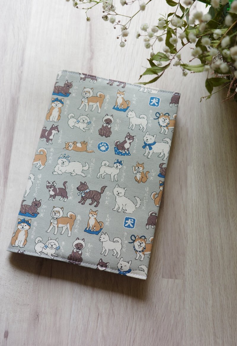 わんこたち グレー - 調節可能なブックカバー | Hebbian Handmade - ブックカバー - コットン・麻 