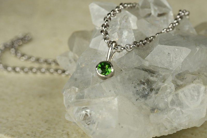 Shining Light Chrome Tourmaline - สร้อยคอ - โลหะ สีเขียว