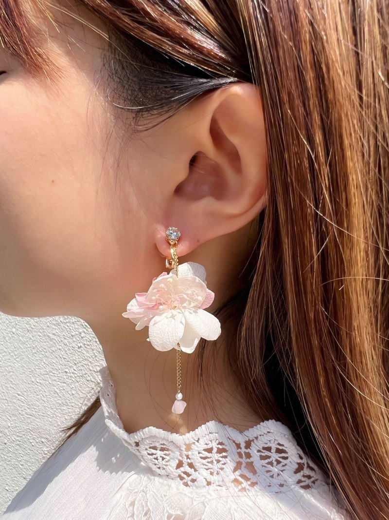 Pink/Wedding Earring/ Floral Earring/ Dried Flower/ Hydrangea/ Prewedding - ต่างหู - พืช/ดอกไม้ ขาว