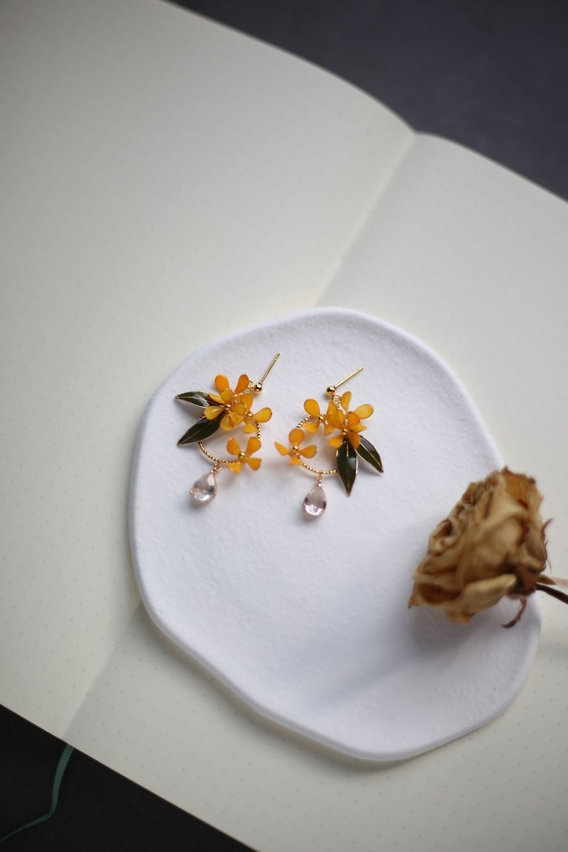 Golden Osmanthus – Osmanthus handmade resin earrings gift - ต่างหู - เรซิน สีส้ม
