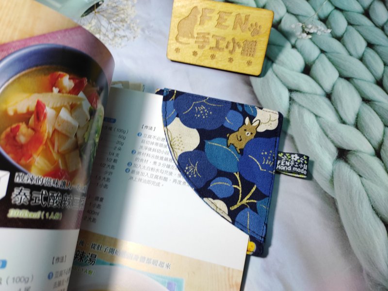 小物系列-薄款圓弧布書籤系列-深藍底藍白花朵兔布書籤-布製書籤 - 書籤 - 棉．麻 
