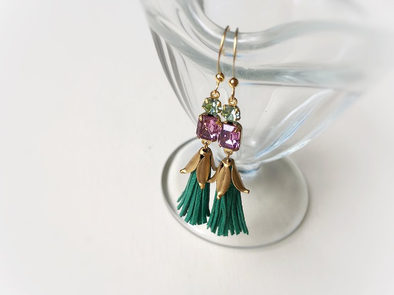 Mini tassel earrings in vintage Czech glass and French goat leather - Earrings & Clip-ons - Glass Green