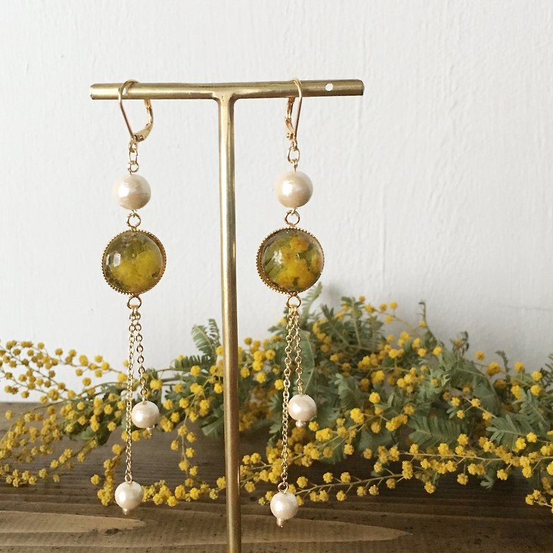 วัสดุอื่นๆ ต่างหู สีเหลือง - Flesh mimosa with Cotton pearls earrings / pierces