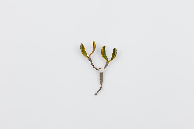 Handmade cloth flower plant brooch-mistletoe (white agate) - เข็มกลัด - ผ้าฝ้าย/ผ้าลินิน สีเขียว